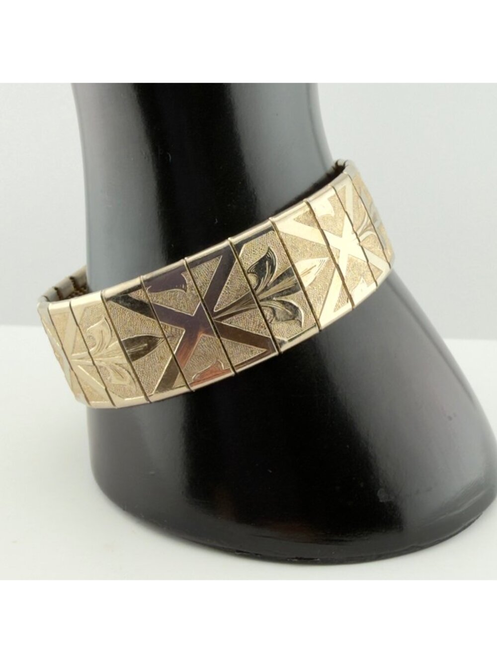 Vintage Gold Tone Embossed Fleur De Lis Mesh Bracelet 1970’s